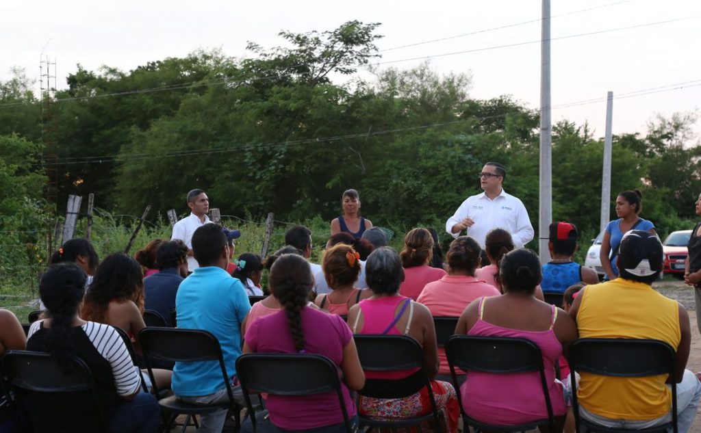 Abarca refrenda su compromiso con habitantes de El Pitillal