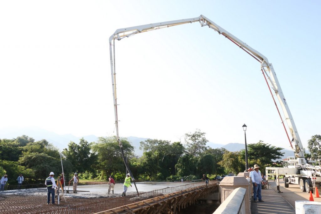 Colocan la base de concreto del puente de Fluvial Vallarta