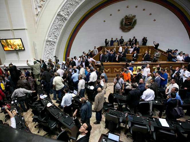 Congreso venezolano aprueba inicio de juicio político contra Maduro