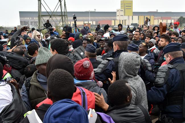Francia evacua a migrantes de la jungla de Calais