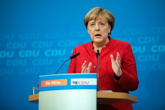 Merkel confirma que irá por un cuarto mandato; ve tiempos 'difíciles e inseguros'