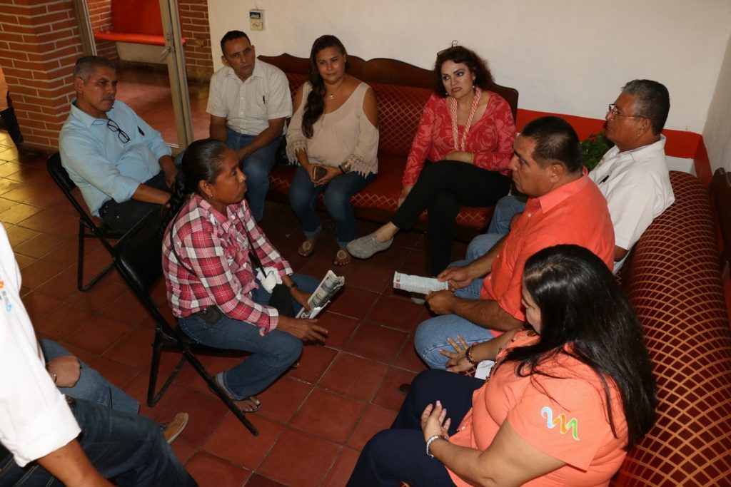 Atiende Arturo Dávalos a vecinos de Las Juntas