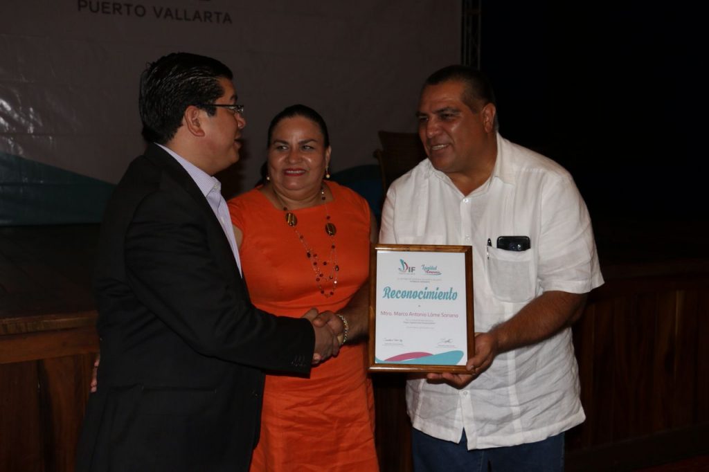 Reconoce Arturo Dávalos a empresas socialmente responsables