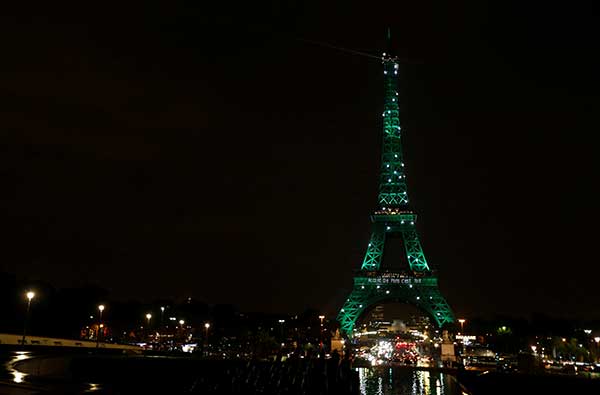 Francia se ilumina de verde por entrada de Acuerdo de París