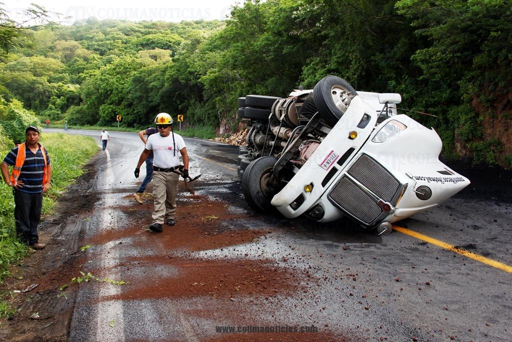 Provoca volcadura de tráiler cierre en carretera federal a Puerto Vallarta