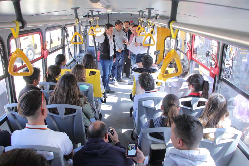 Dota Gobernador de bicicletas y autobuses a estudiantes del interior de Jalisco