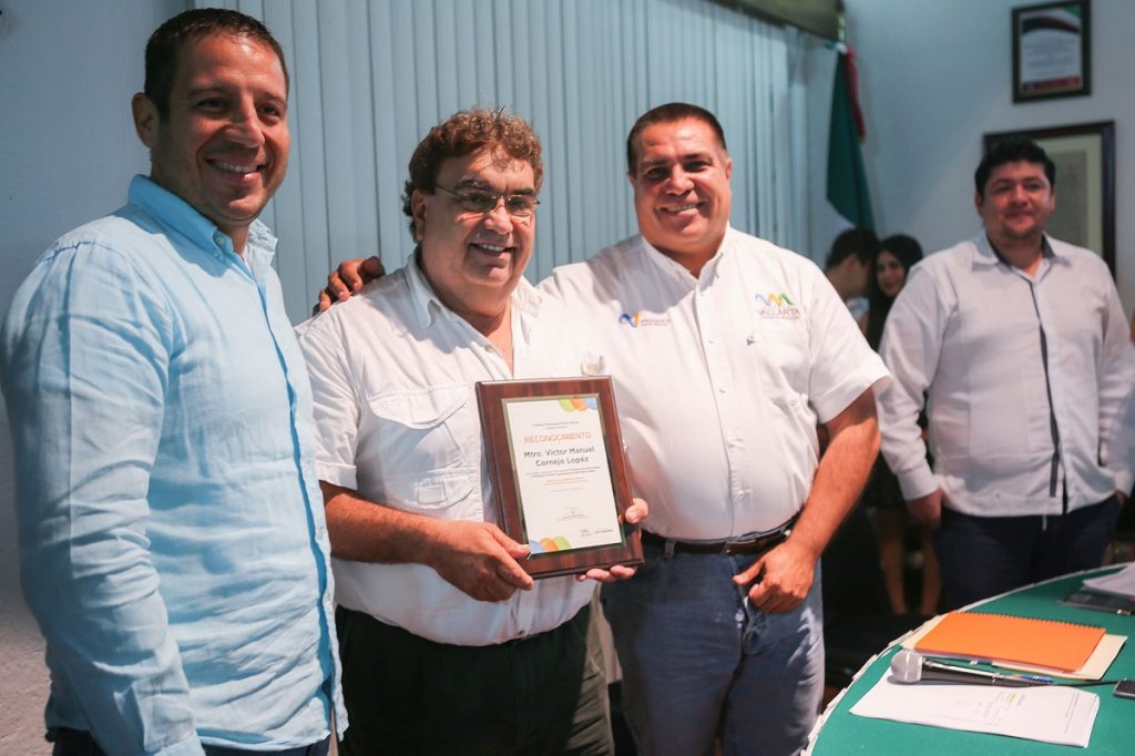 Distinguen labor del meteorólogo Víctor Manuel Cornejo López