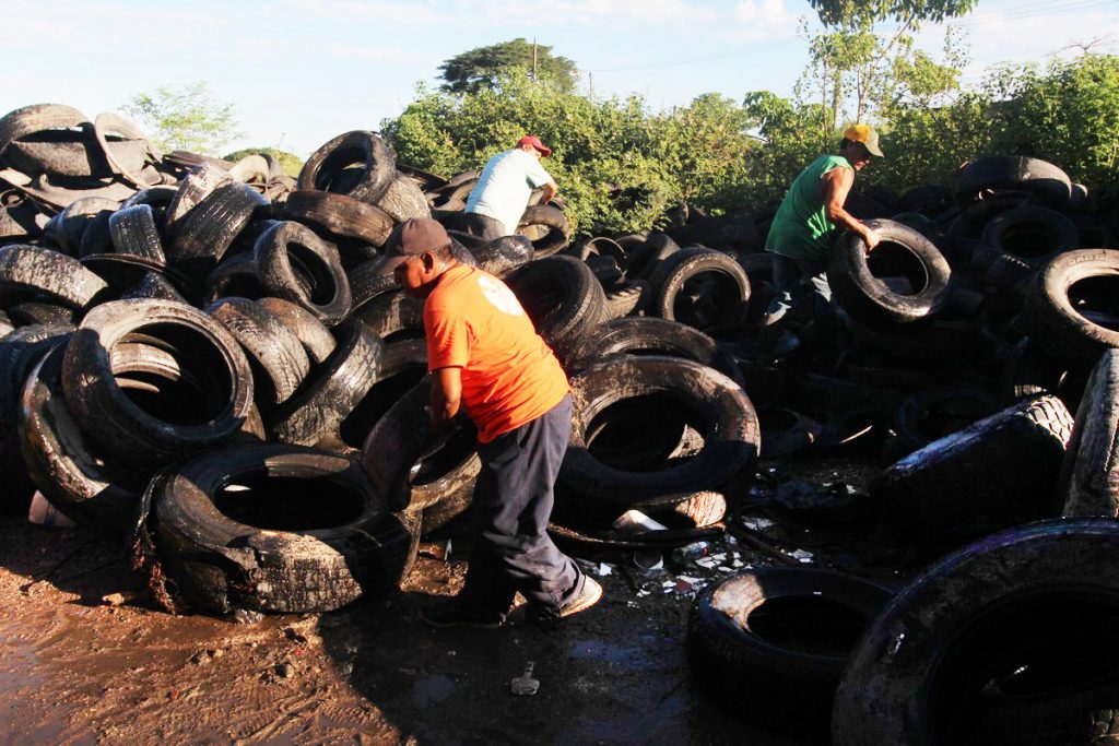 Va Dávalos por solución al acumulamiento de llantas