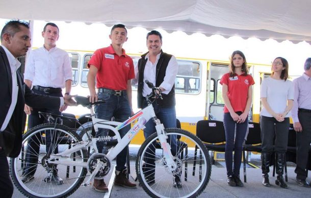 Entregan bicicletas y autobuses para traslado de alumnos en Jalisco