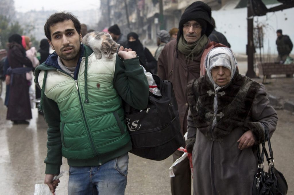 Abandonan Siria más de 13 mil personas, tras cese al fuego