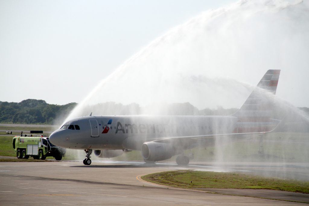 American Airlines inaugura vuelo diario de Los Ángeles a PV