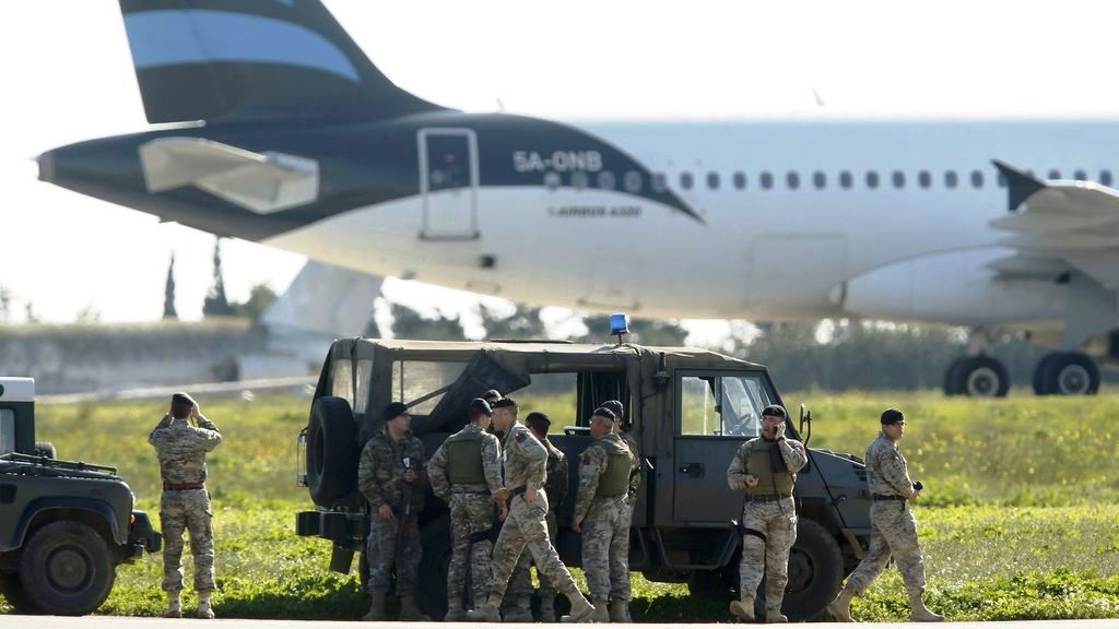 Liberan a pasajeros de avión secuestrado originario de Libia