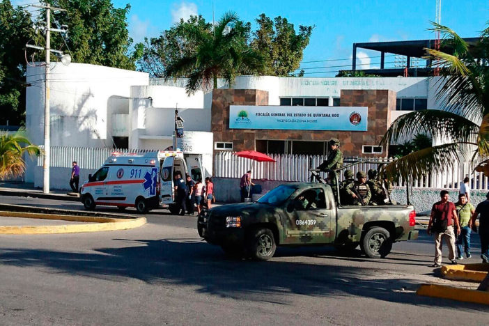 Atacan la Fiscalía en Cancún; mueren cuatro personas