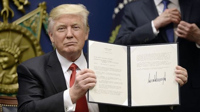 Ordena Trump suspender entrada de refugiados y musulmanes
