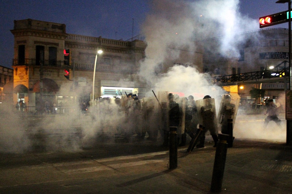Reprimen con gas lacrimógeno a manifestantes en Jalisco