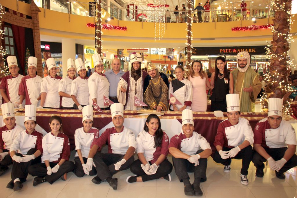 Galerías Vallarta celebró “Reyes“ con rosca de 150 metros