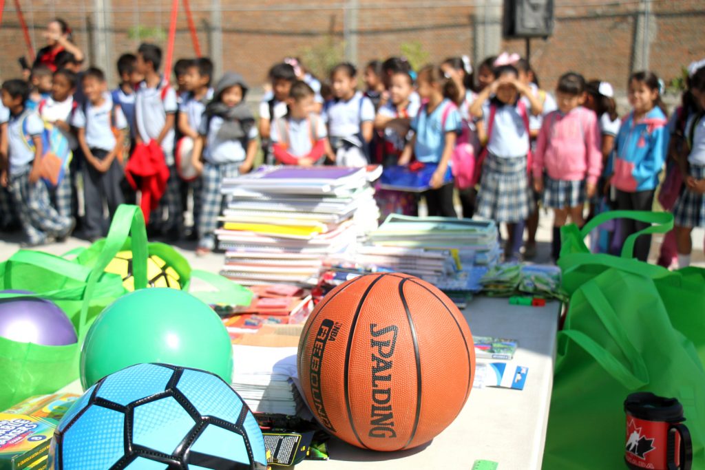 Entrega “Choices Markets“ cinco mil dólares de apoyo a escuela en Ixtapa