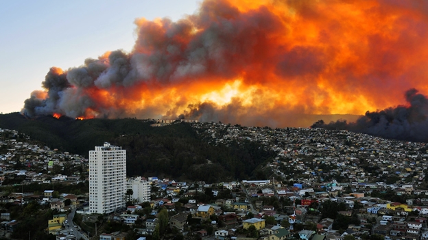 Azota a Chile el peor incendio de su historia; suman 10 muertos y mil casas incineradas