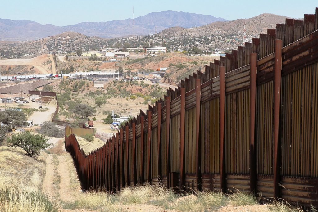Firma Trump orden ejecutiva para levantar el muro con México