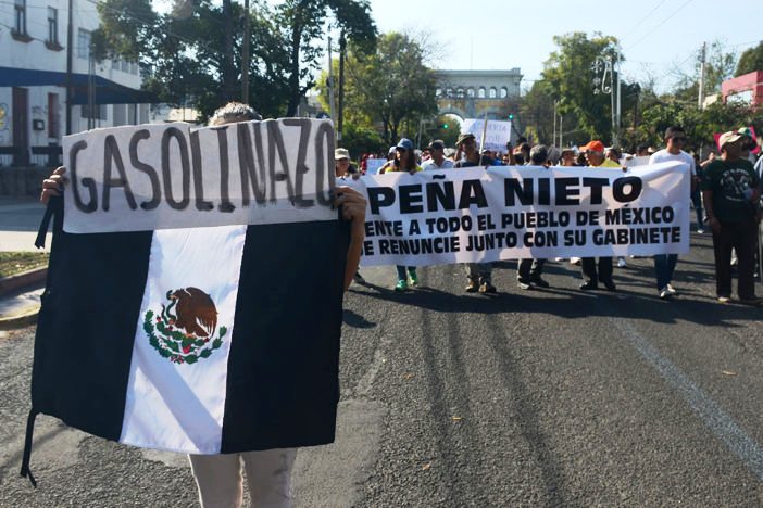 Protestan transportistas en instalaciones de Pemex, en Zapopan