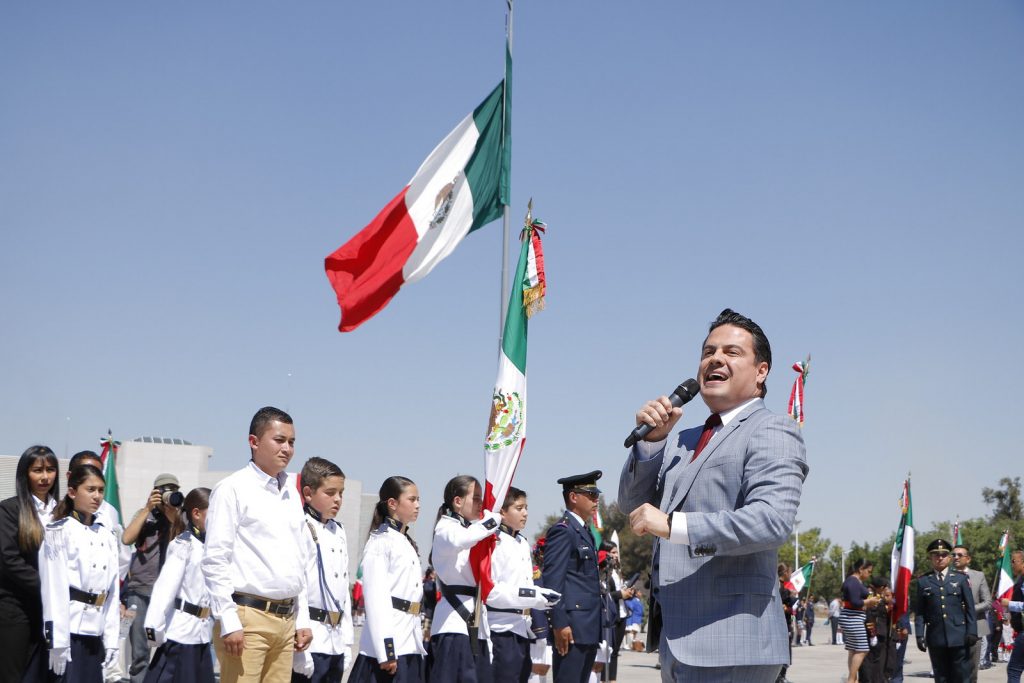 Es Bandera símbolo de identidad e igualdad de los mexicanos: Aristóteles