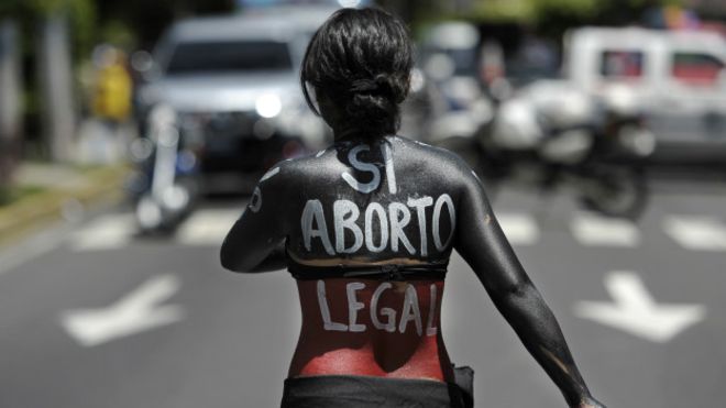 Buscan en El Salvador despenalizar el aborto en 4 casos