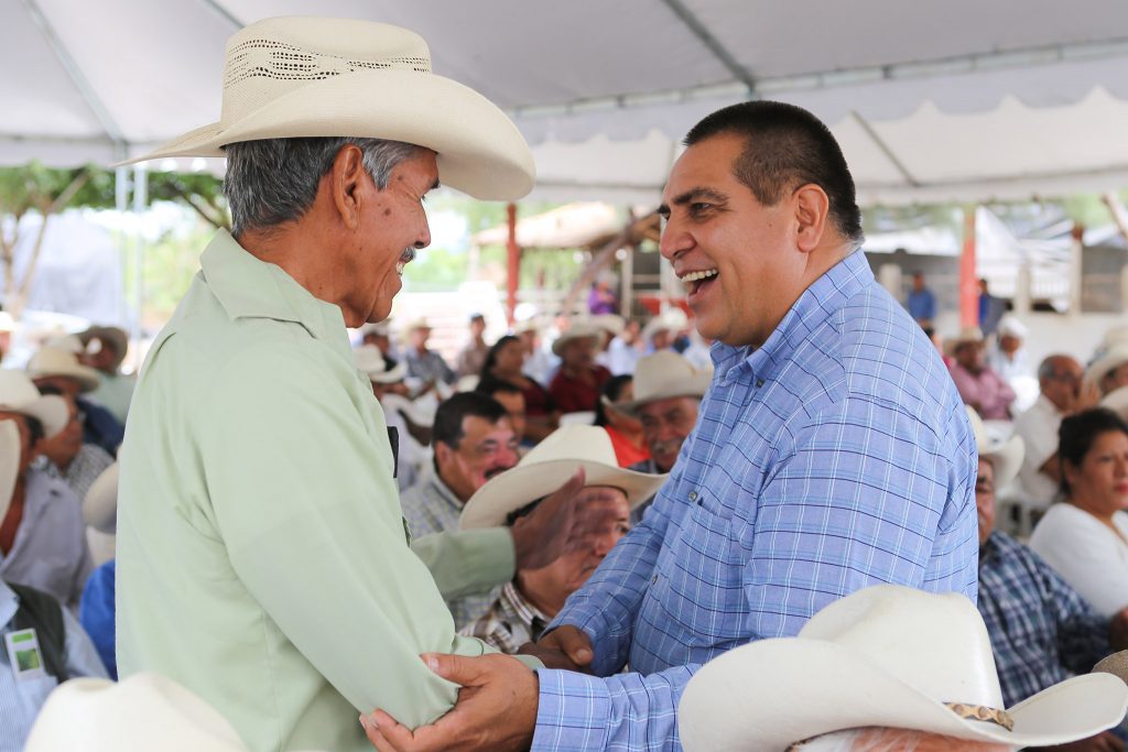 Refrenda Dávalos compromiso con ganaderos del municipio