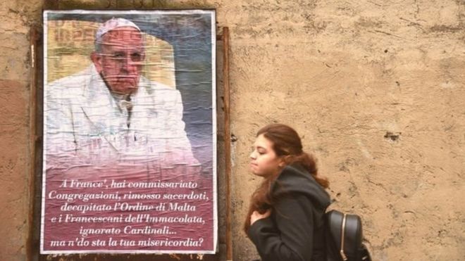 Sufre Francisco de campaña de desprestigio papal