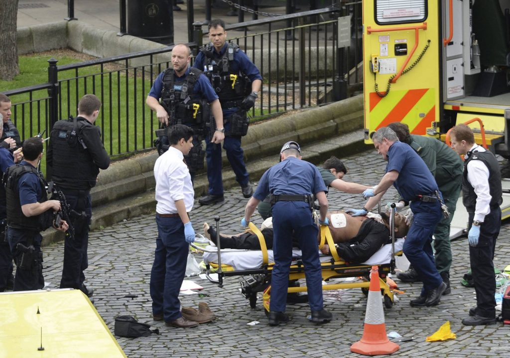 Cimbra atentado terrorista a Londres; hay 4 muertos y al menos 20 heridos