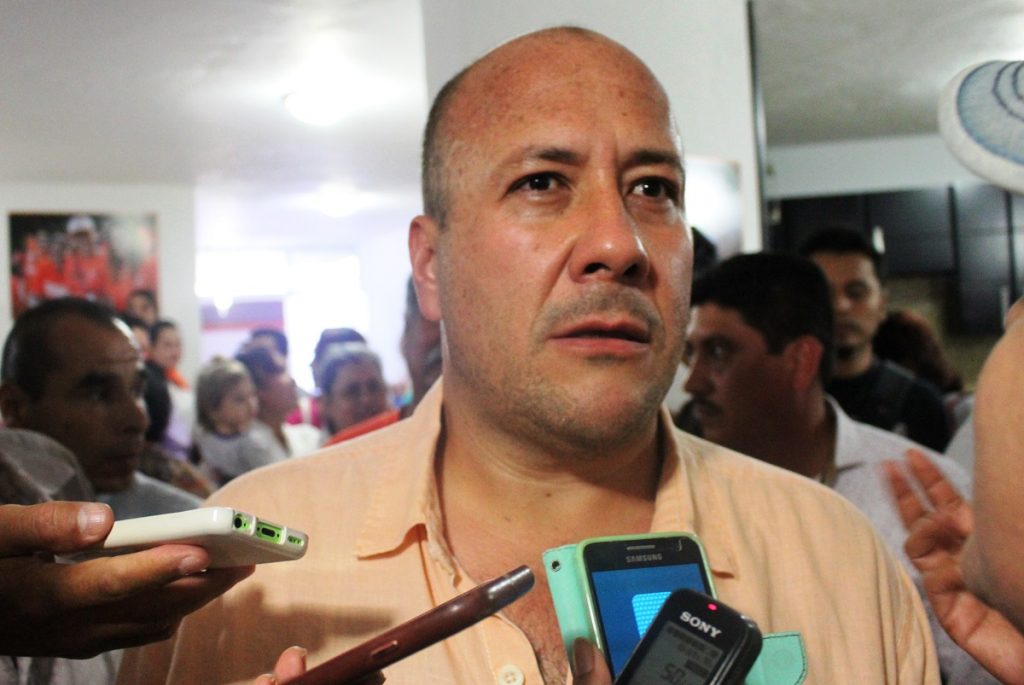 Anuncia Alfaro su interés de gobernar Jalisco, y luego se retracta ante la prensa