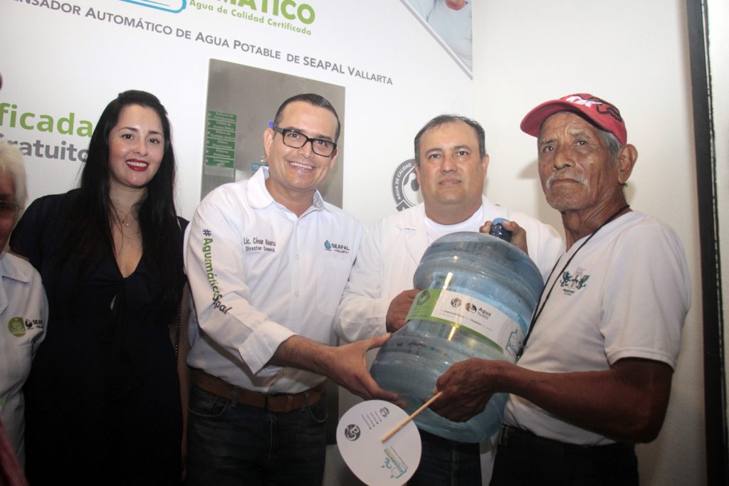 Entrega César Abarca décimo Aguamático en colonia Guadalupe Victoria