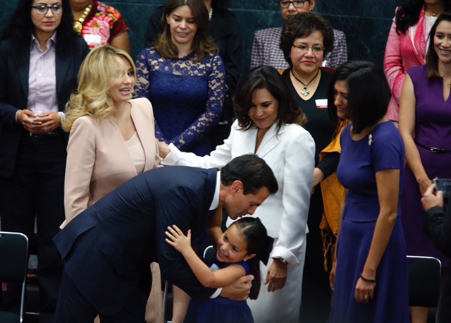 Admite Peña Nieto que persiste el machismo en México