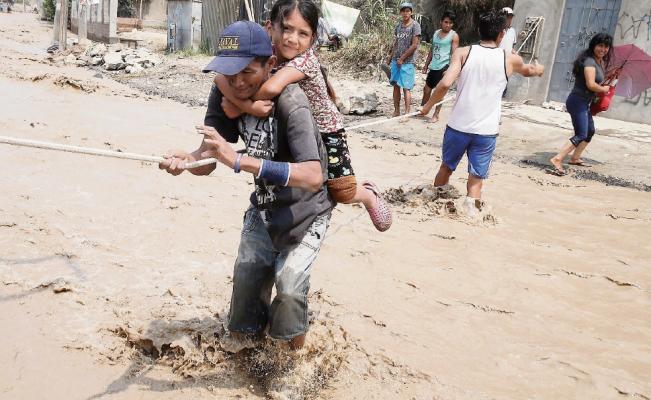 75 muertos, 100 mil damnificados y las lluvias torrenciales no cesan en Perú
