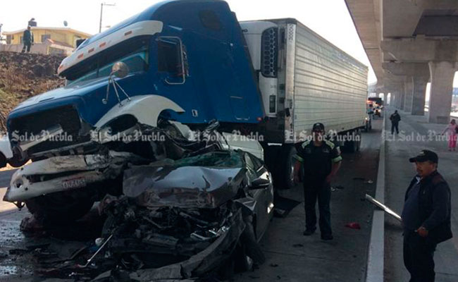 Tráiler aplasta dos autos en la autopista México-Puebla