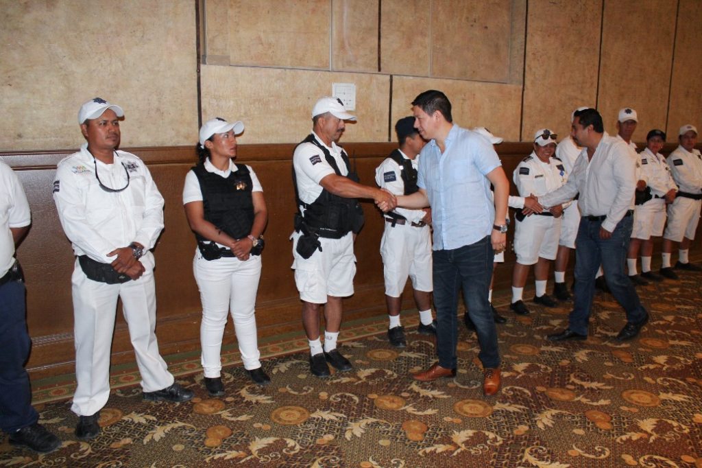 Donan residentes de La Marina equipo para mitigar inseguridad en PV