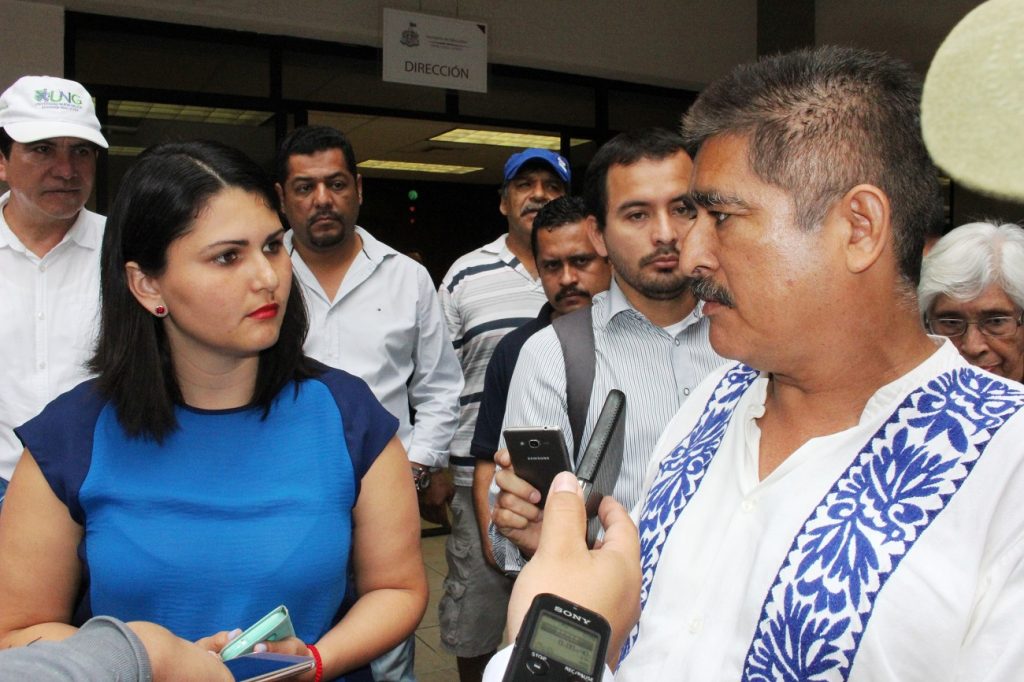 Protestan maestros de Tomatlán; “hay errores en ley sobre regionalización”, argumentan