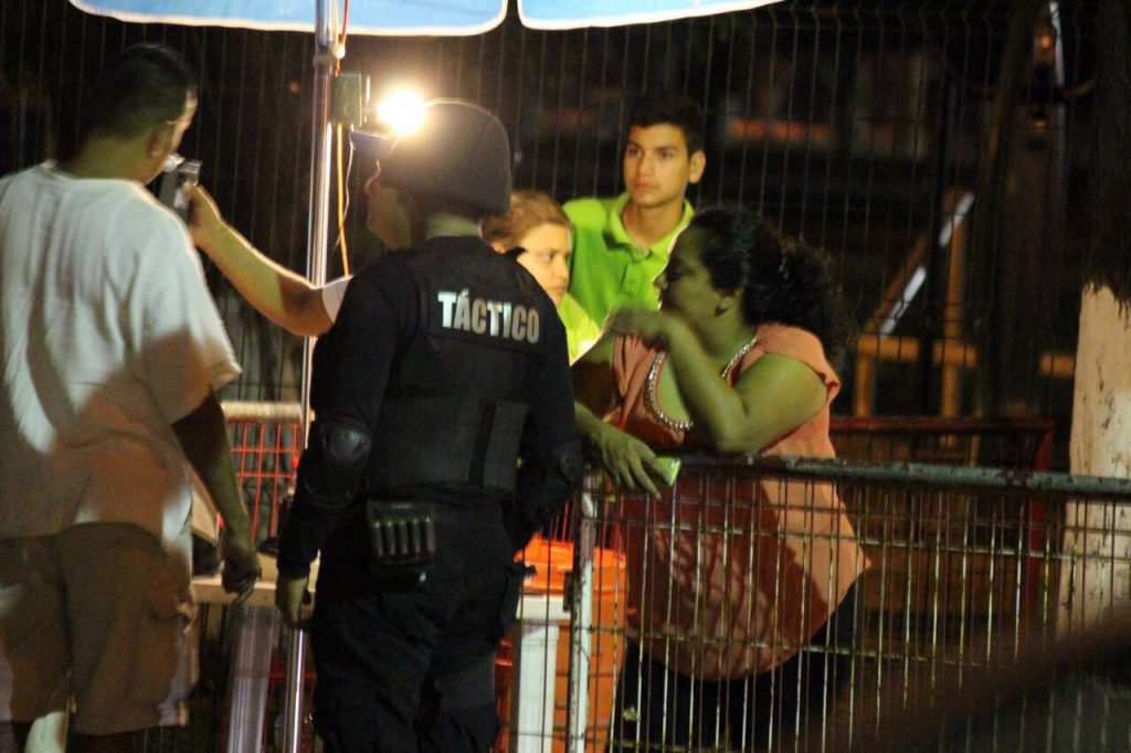 Ebria, en vehículo oficial y chocando, funcionaria de Pto. Vallarta “libra” alcoholímetro