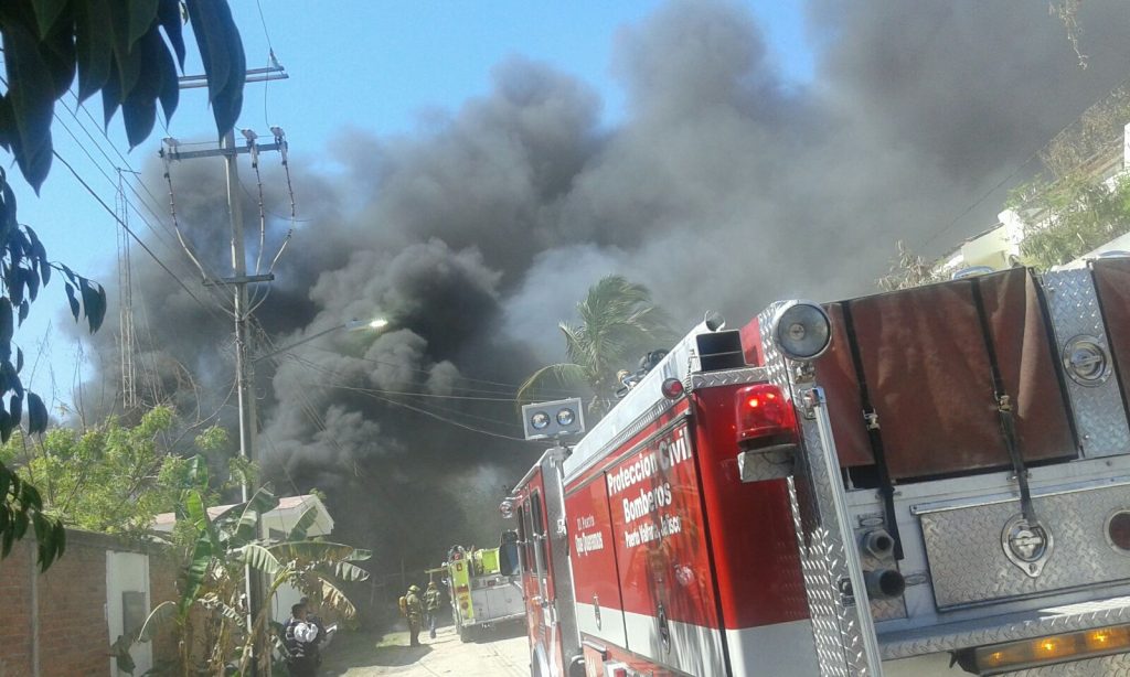 Fuerte incendio contamina y moviliza autoridades en Vallarta esta tarde