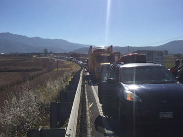Congestionada carretera a Puerto Vallarta, a la altura de Compostela