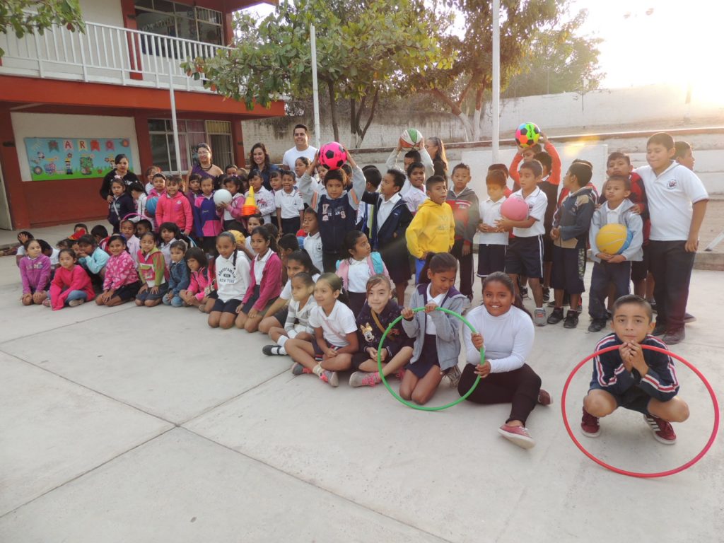 Entrega Comando Deportivo material a primaria de Vallarta