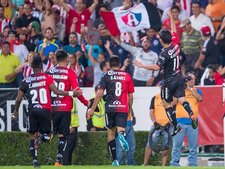 Atlas toma ventaja en el clásico tapatío; gana a Chivas con 1 gol