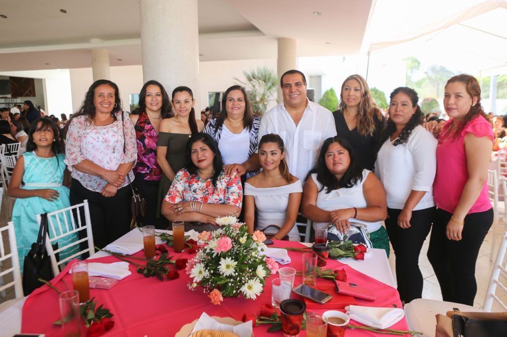 Convive Dávalos con más de mil mamás del Ayuntamiento y DIF