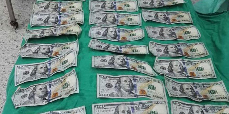Mujer se tragó 7.000 dólares en billetes de 100 por una pelea familiar
