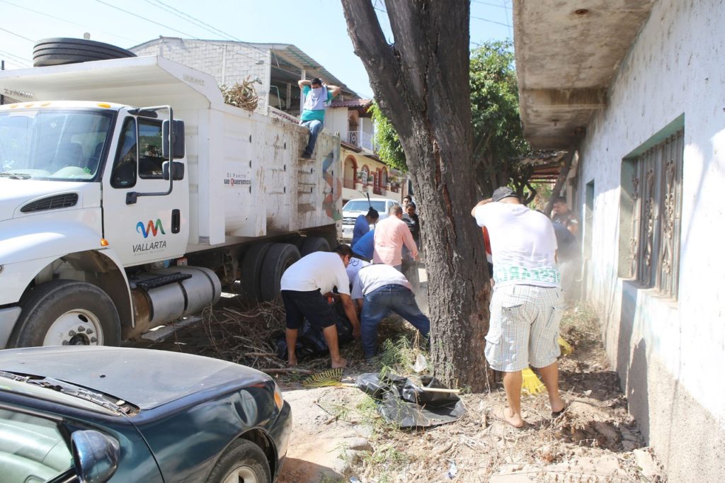 Se ponen a limpiar servidores públicos de Puerto Vallarta