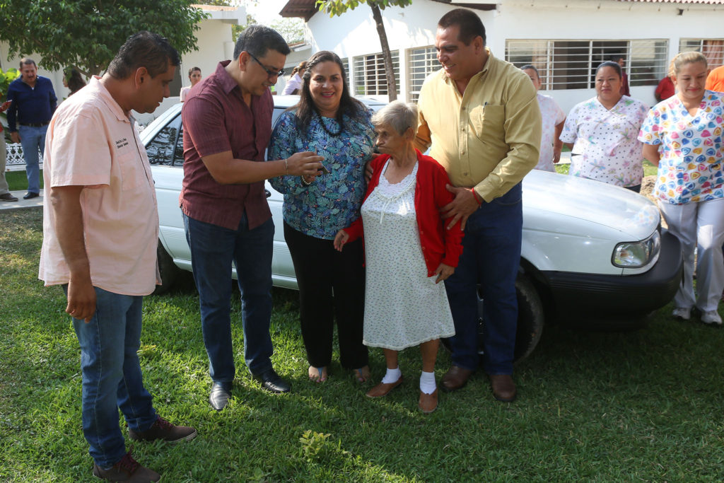 Gobierno y DIF PV reciben donación de vehículo para CAIAM por farmacias Médisim