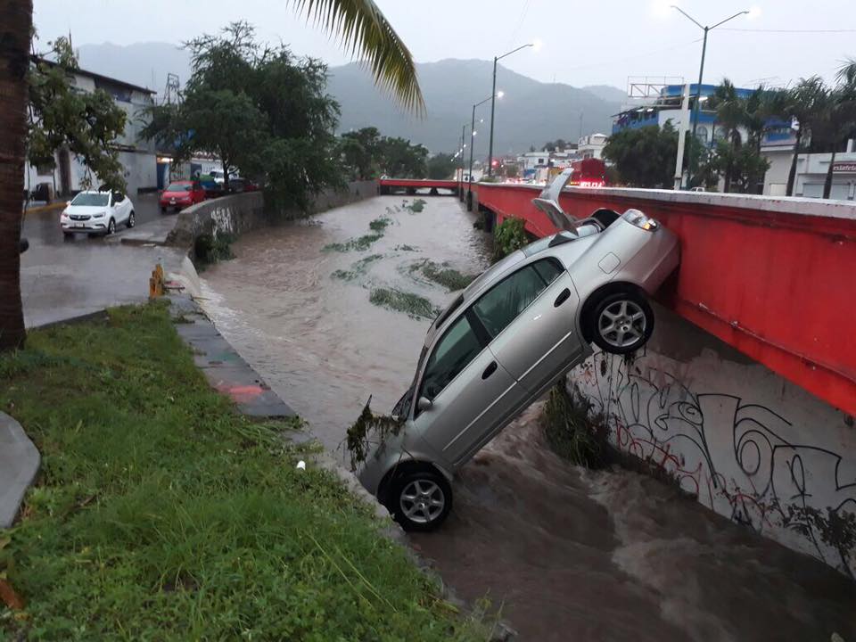 Intensas lluvias causan estragos en PV
