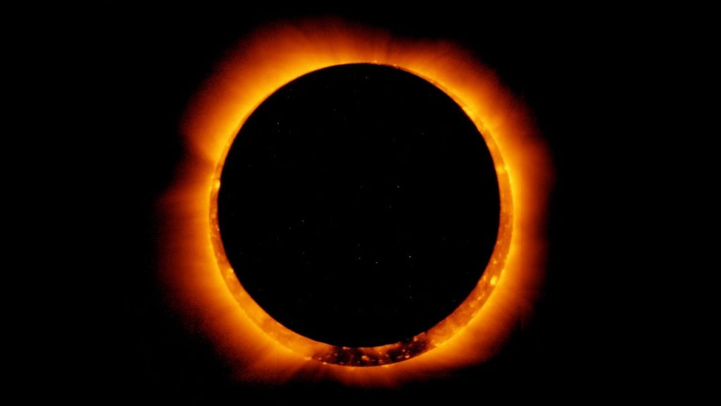 Recomiendan en PV no ver directamente ni con lentes al eclipse solar