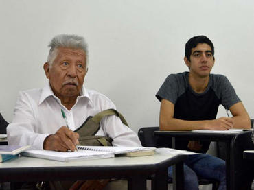 Regresa a la escuela a sus 83 años en Ciudad Guzmán