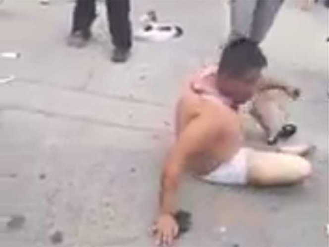 Propinan golpiza a ladrón en Ecatepec, y lo dejan en ropa interior