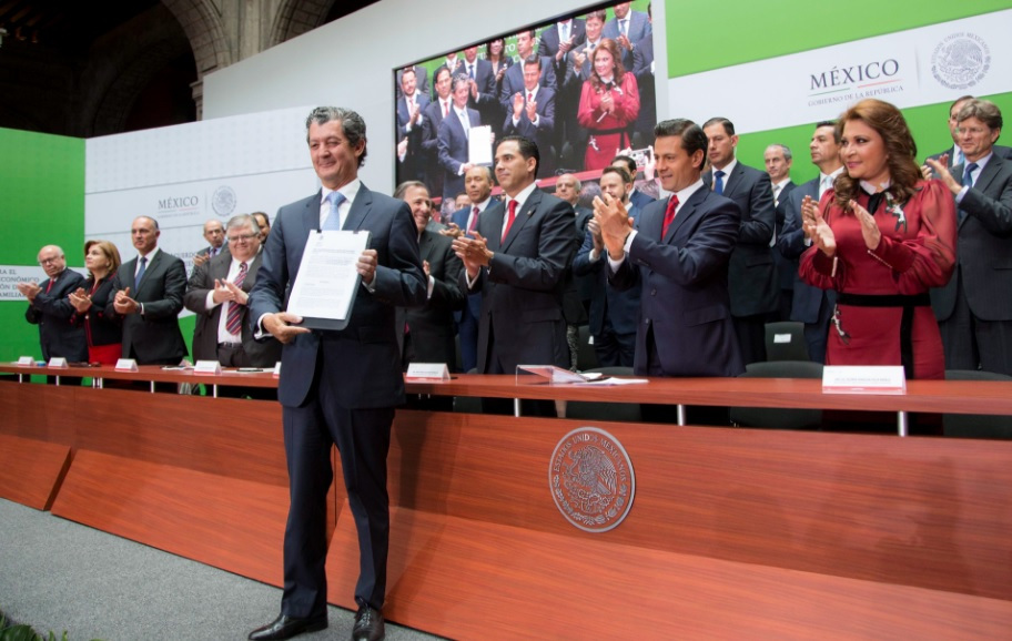 Peña Nieto entrega concesión a nueva Bolsa Institucional de Valores